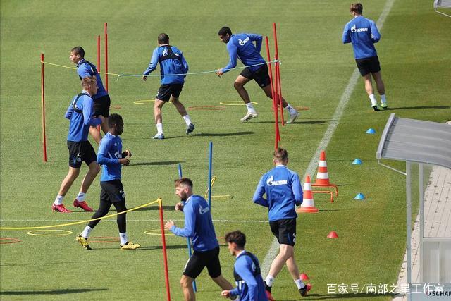 [流言板]克里斯蒂谈哈利伯顿：他是球队发动机，复出表现非常出色